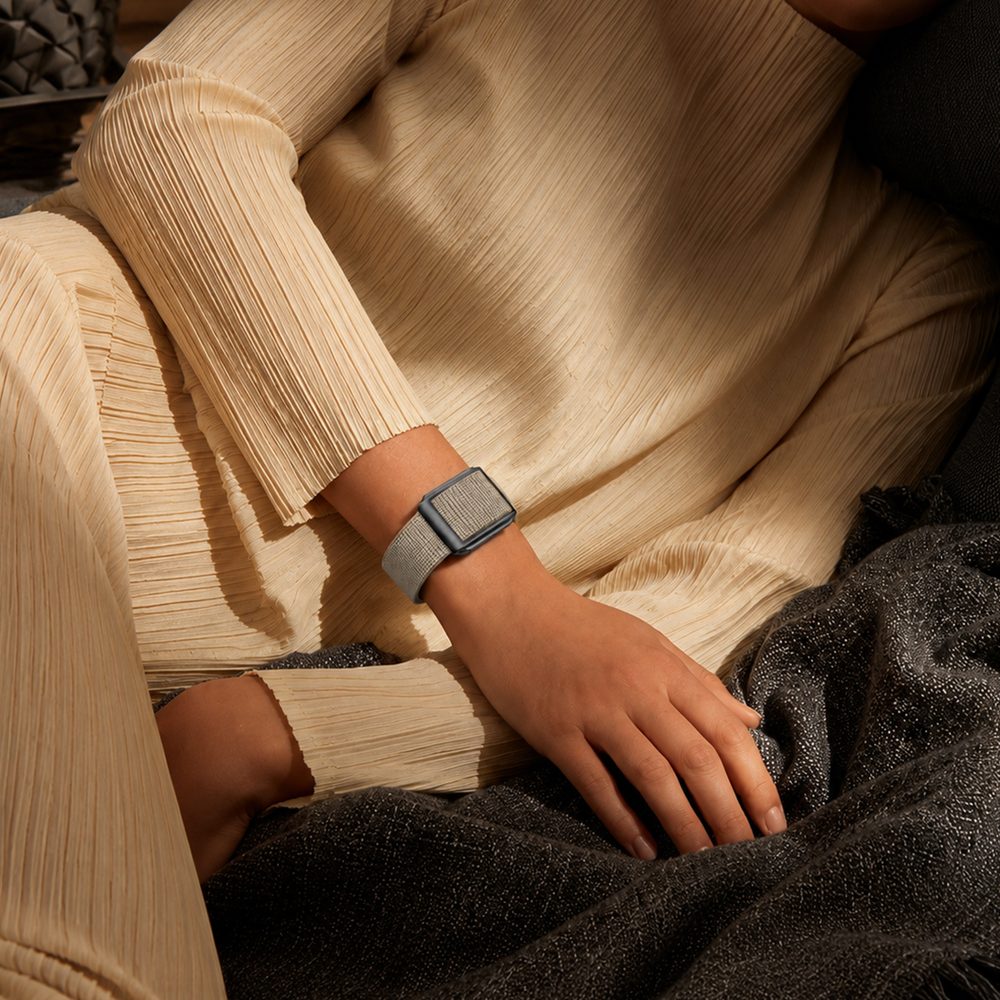 Runmefit Air Band porté avec une tenue de couleur crème.